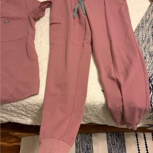 Figs Zamora jogger mauve pants
